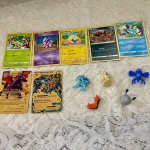Lot AA 12pc Lot : 2 Gold Fan Arts Cards, 5 Pokemon Cards and 5 Pokémon Figures